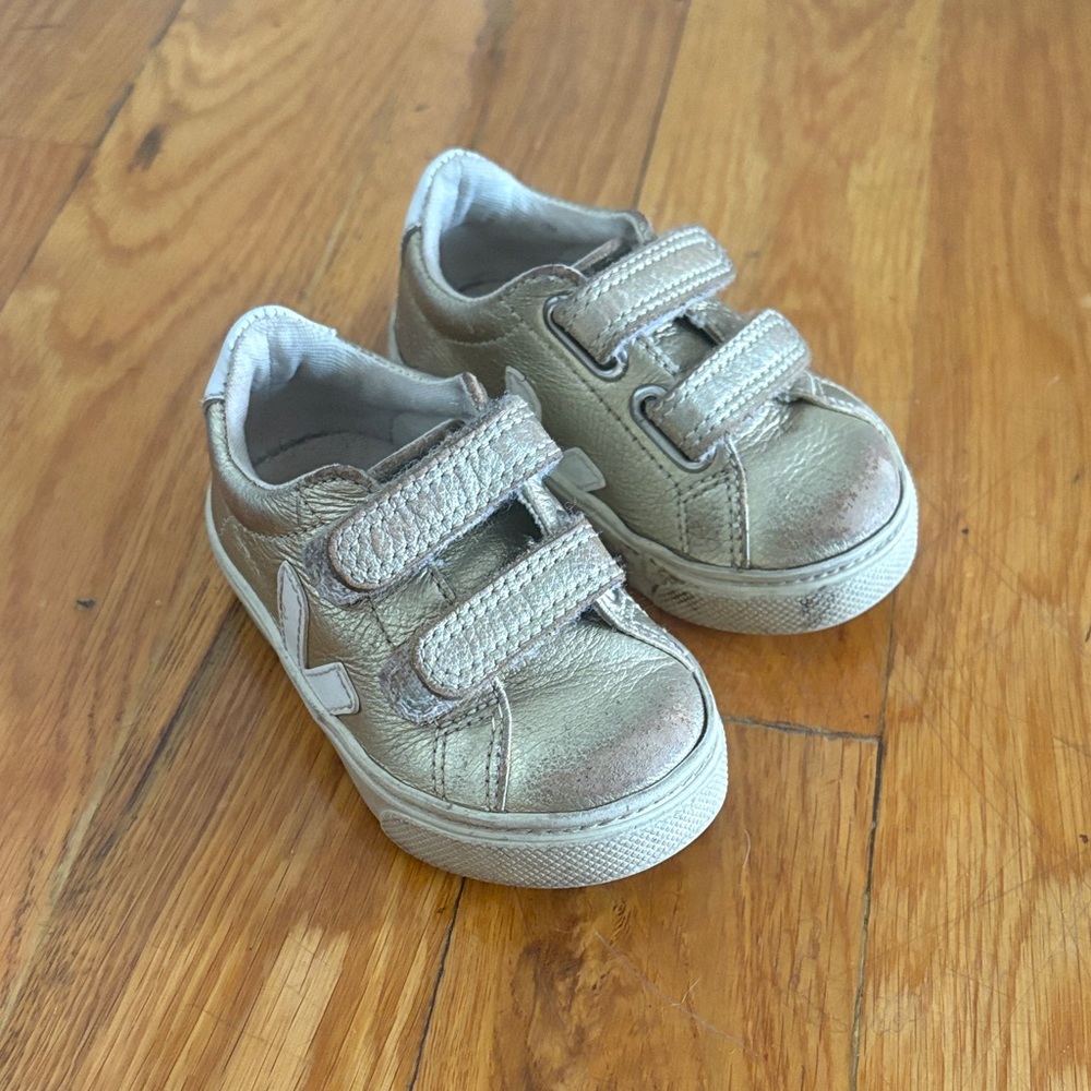 Veja Kids Sneakers in Metallic Gold